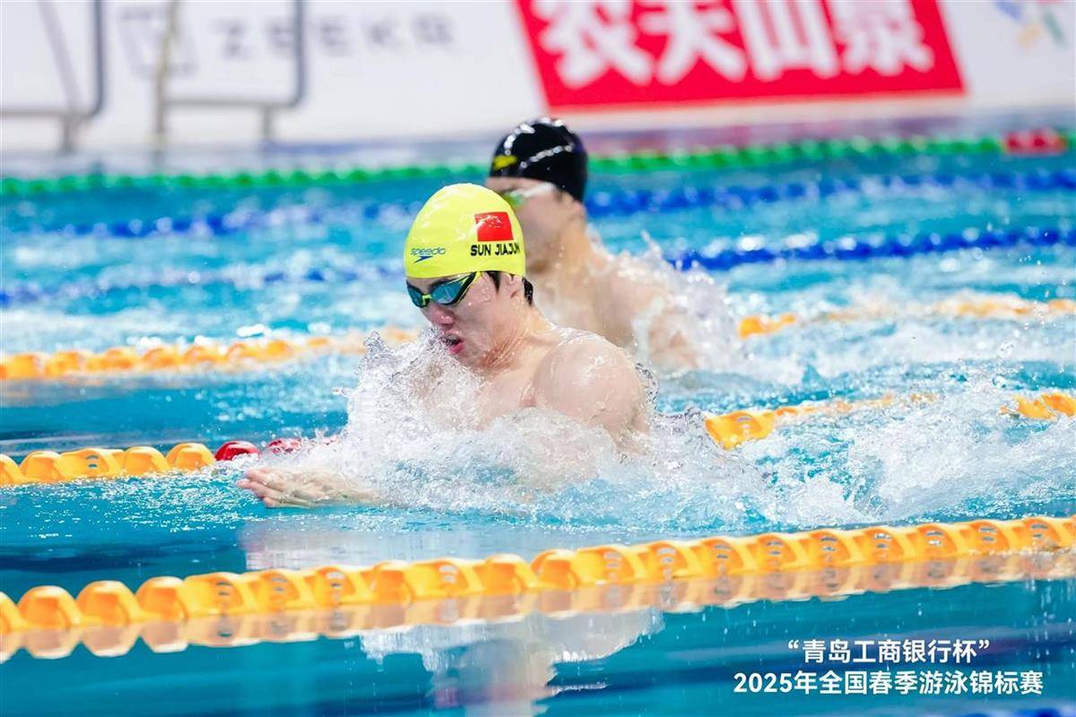 游泳惊险逆转取胜,粉丝狂欢不已 游泳惊险逆转取胜,粉丝狂欢不已