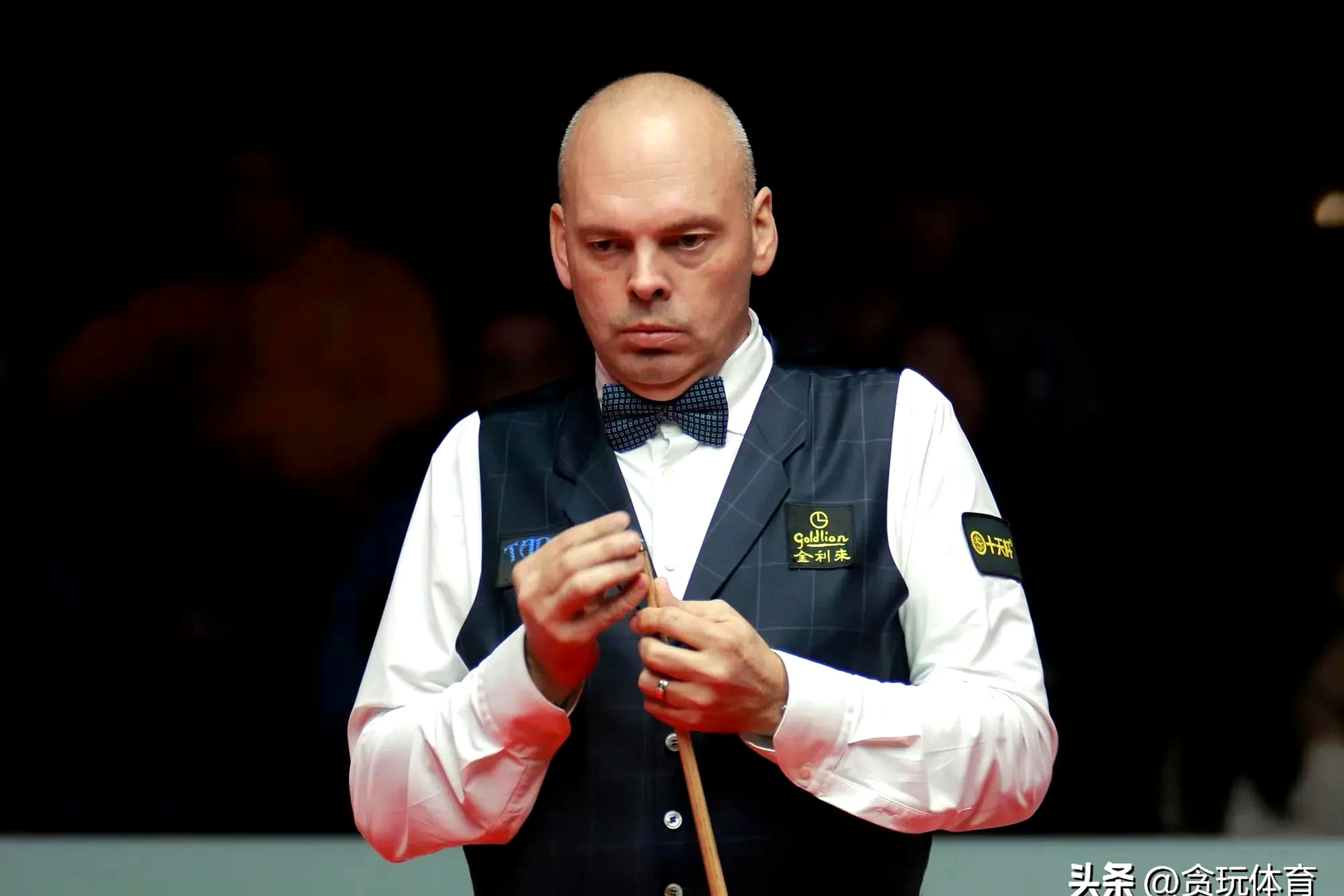 足球选手爆冷获胜，专家预测失准