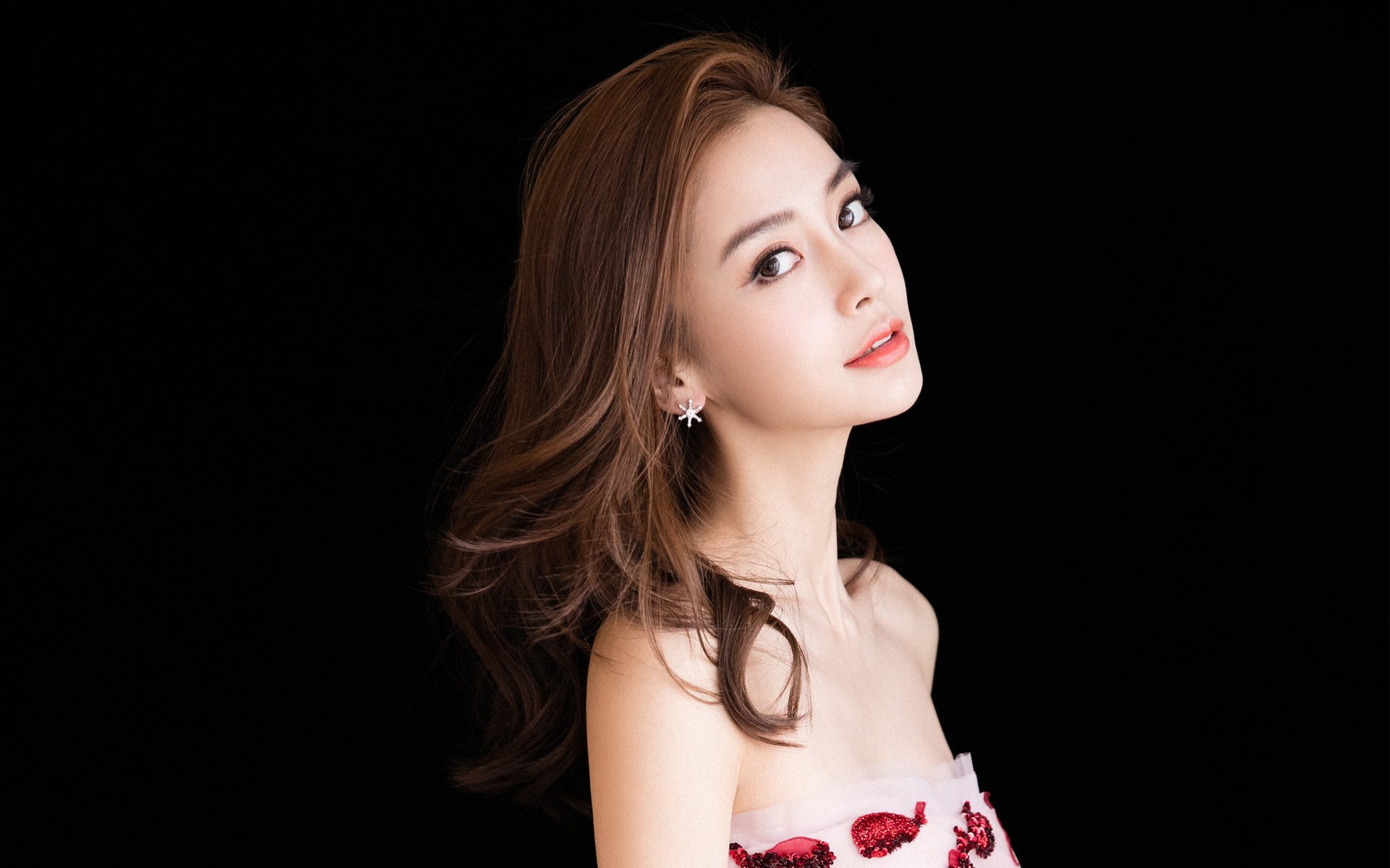 钢铁森林中的新王加冕，文班亚马关键封盖助马刺险胜猛龙