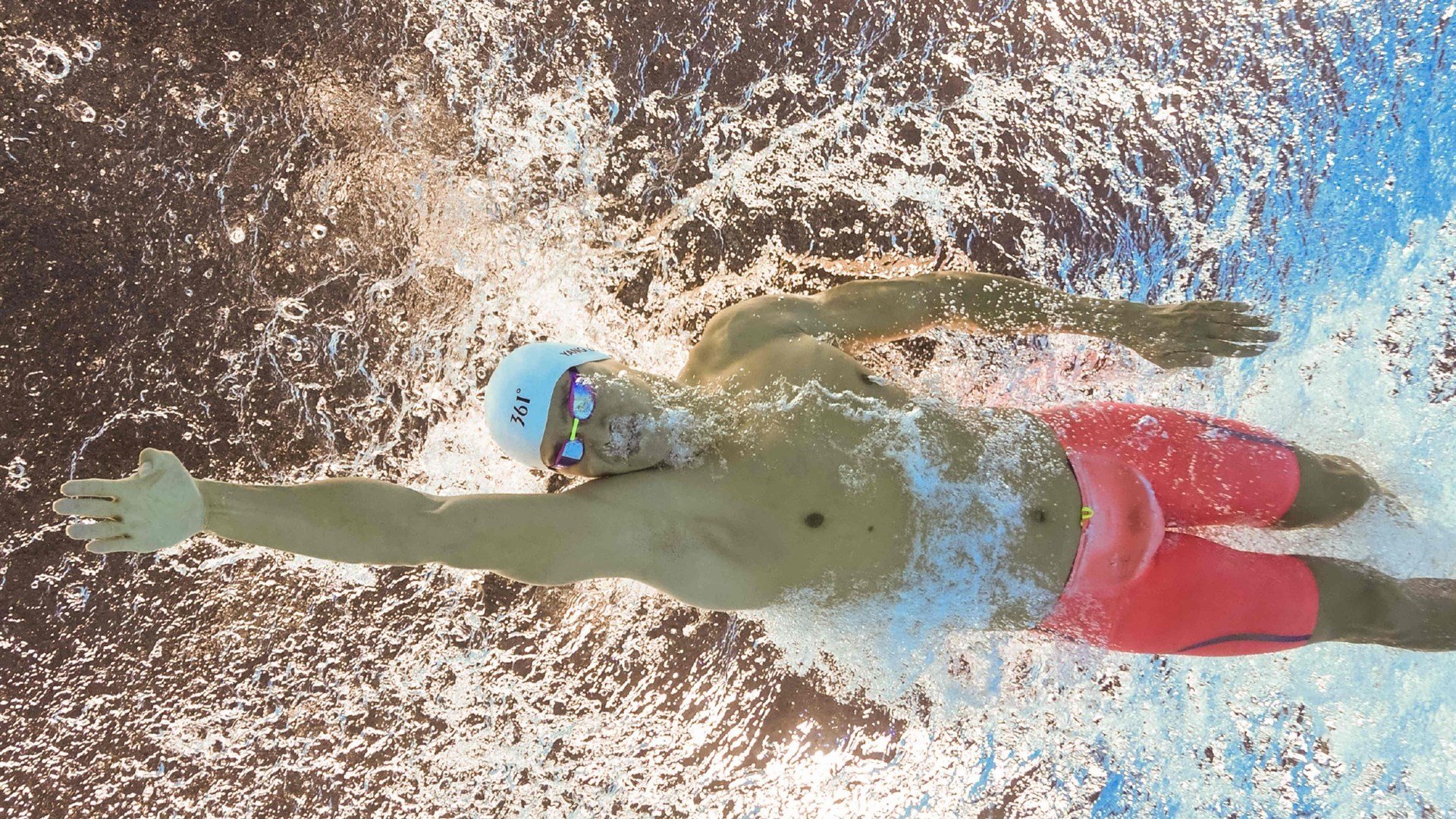 跨越半球的新王加冕，当全白军团照亮C罗的最后一舞